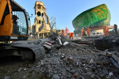 Tourist exodus from Lombok as quake toll hits 98.jpg