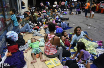 Trump warns Honduras to halt migrant caravan or lose US aid.jpg
