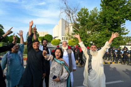 Pakistan ex-PM Khan to appear in court after 'unlawful' arrest.jpg