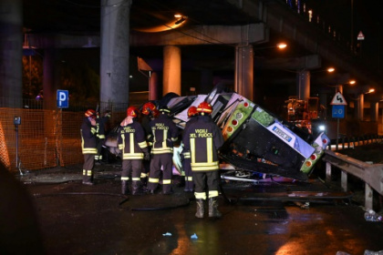 21 killed after bus falls from Venice bridge and catches fire.jpg