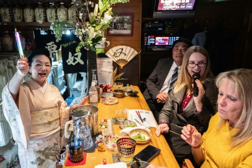 Tourists get taste of old Japan at hidden &#039;snack bars&#039;