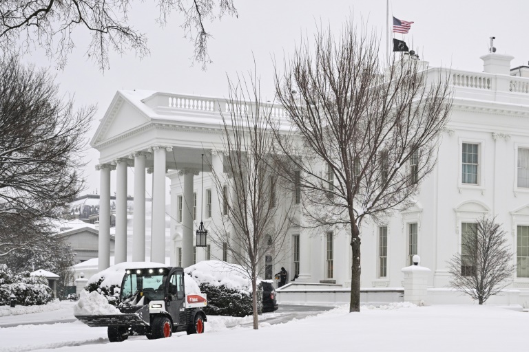 Winter storm leaves large US region blanketed in snow, ice