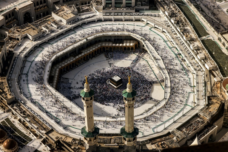 Pilgrims come together in Mecca under scorching desert heat