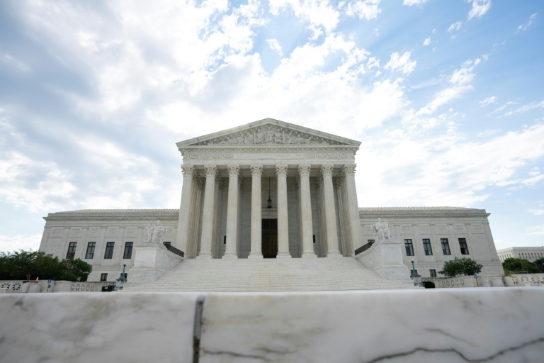 US Supreme Court weighs judicial checks on Trump with birthright case