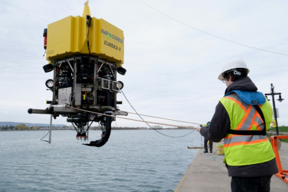 The robot made by Impossible Metals prepares to enter the water in Collingwood, Canada - John Wong (AFP)