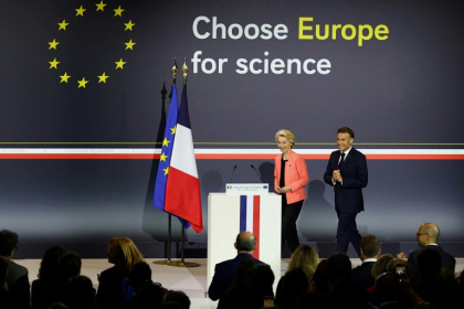 French President Emmanuel Macron and European Commission President Ursula Von der Leyen at the "Choose Europe for Science" conference in Paris in May - Gonzalo Fuentes (AFP)