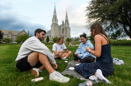 At 5.8 percent, unemployment for young, recent graduates from US universities is higher than it has been since November 2013 - Matthew Hatcher (AFP)
