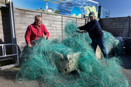 French charity association Kernic Solidarites members Christian Abaziou (R) and Gerard Le Duff (L) sorted fishnets collected by the association to be sent to Ukraine for use against drone attacks - Fred TANNEAU (AFP)