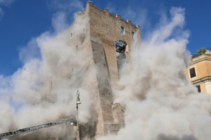 Dust rises after the collapse of part of the medieval Torre dei Conti tower in Rome - Tiziana FABI (AFP)