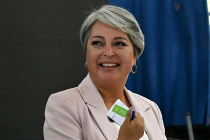 Chile's presidential candidate Jeannette Jara, of the Unidad por Chile coalition, shows her ballot before casting her vote - RODRIGO ARANGUA (AFP)