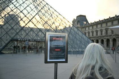 Notices were put up in front of the museum informing the public of a delayed opening - Blanca CRUZ (AFP)