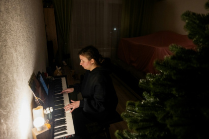 Russian barrages of drones and missiles leave Ukrainians without heating and electricity - Tetiana DZHAFAROVA (AFP)