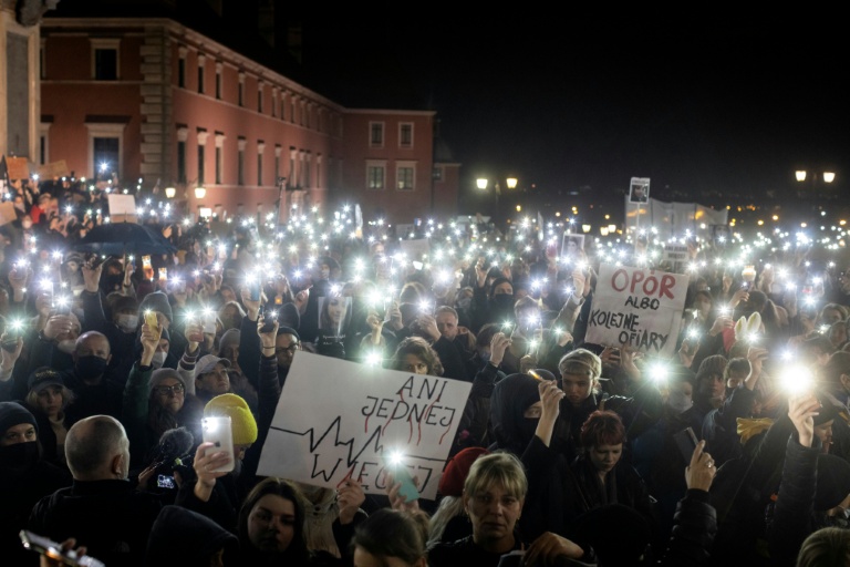 Polish doctors jailed for denying woman abortion