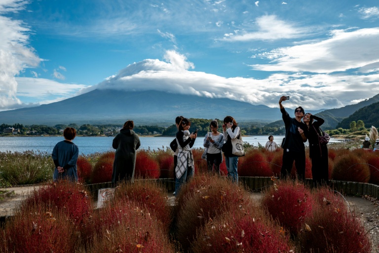 Tourists hit record in Japan, despite plunge from China