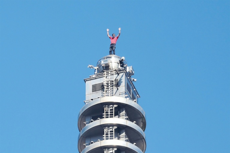 American daredevil free-climbs Taiwan's tallest building
