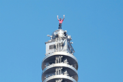 An American climber took on Taiwan's tallest building, without ropes or safety gear, in a live Netflix broadcast - I-HWA CHENG (AFP)